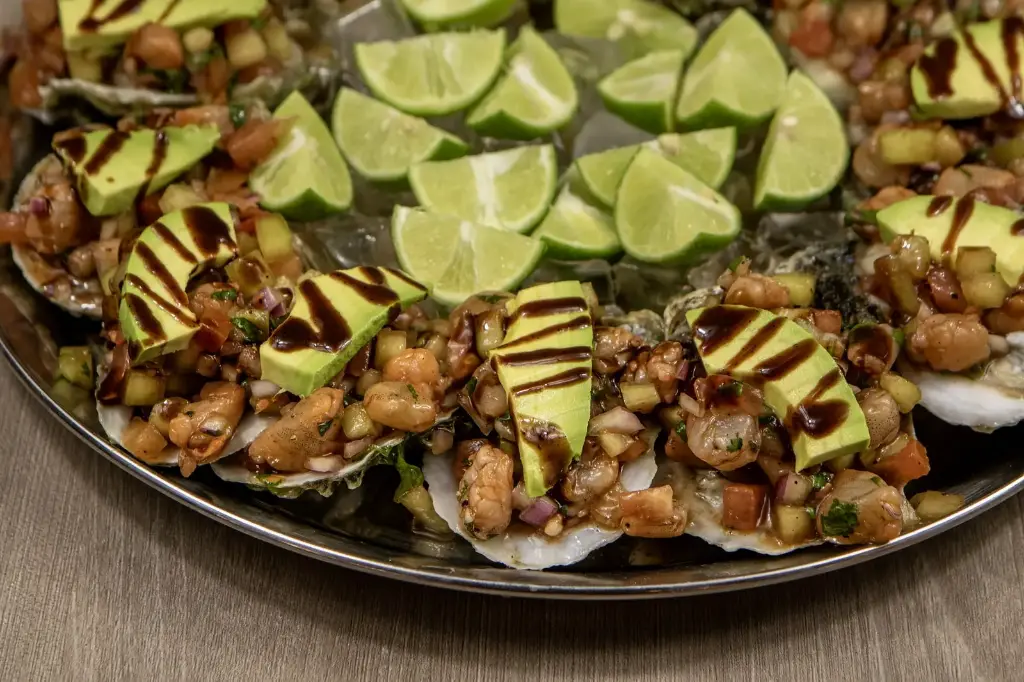 Ostiones Con Ceviche de Camaron Docena